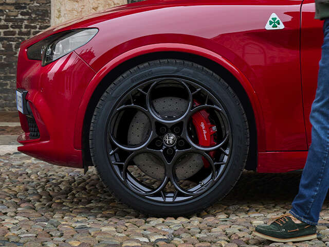 alfa romeo stelvio valence drome 26000 suv de luxe voiture sportive haut de gamme