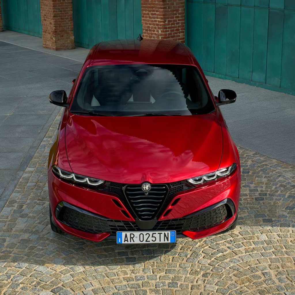 Une jolie photo du nouveau alfa romeo tonale dans les rue de valence dans la drome